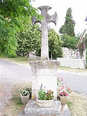 Croix sur la place de  Lascabanes, canton de Montcuq en Quercy Blanc